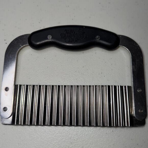 Retired Pampered Chef Crinkle Cut Serrated 1062 Vegetable Fruit Cheese Chopper - Picture 1 of 6